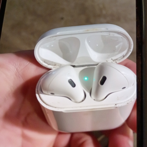 Apple White Wireless Earbuds with Case